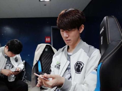 LPL选手们的拜年照~祝大家如虎添翼，虎虎生威，虎年大吉