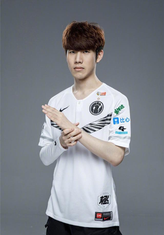 torzsi与 Mouz 签署了多年合同;