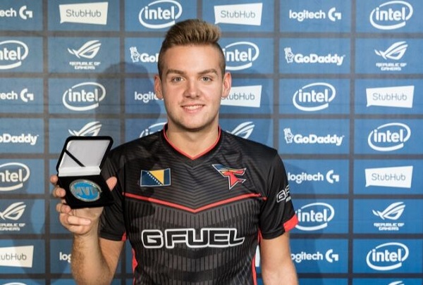 Johnny Speeds 引起了组织的注意，因为 hampus 的到来;